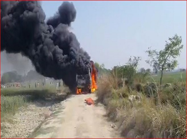 उप्र के गाजीपुर में बस पर टूटकर गिरा हाईटेंशन तार, कई लोगों की जलकर मौत की खबर